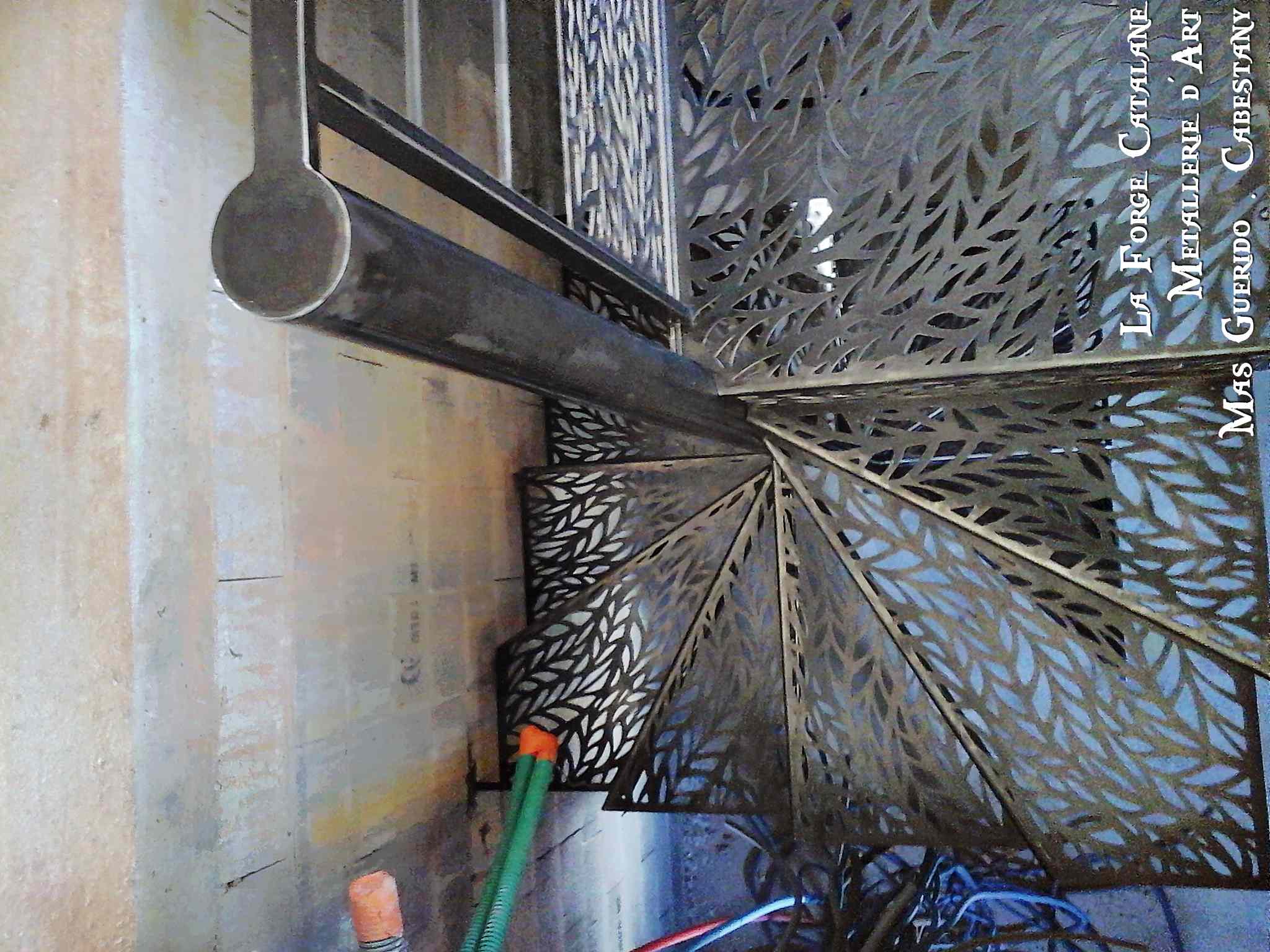 escalier fer decoupe laser motif moderne vegetal aerien lumineux forge catalane 4.jpg